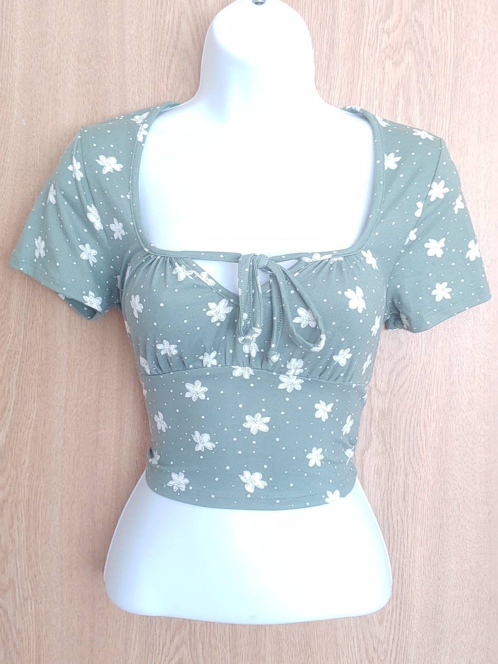 💚 Flirty Light Sage Floral Tie-Front Crop Top - Women